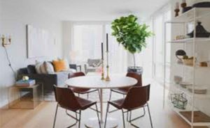 Desain Ruang Keluarga Menyatu dengan Ruang Makan yang Anti Sumpek (5)