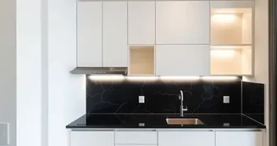 Dapur mungil minimalis dengan kitchen set berwarna putih di Jakarta Barat-interior splusa.id