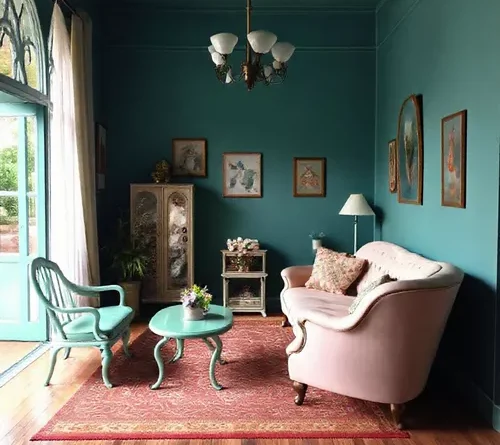 Ruang tamu vintage dengan kombinasi warna putih dan cokelat tua