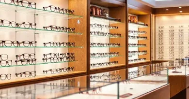 Contoh visual merchandising yang efektif di toko kacamata, menampilkan display kacamata yang menarik dan tertata rapi