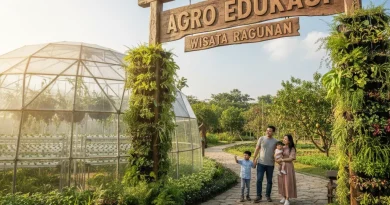 Anak-anak dan orang tua berpartisipasi dalam workshop menanam bibit di Agro Edukasi Ragunan