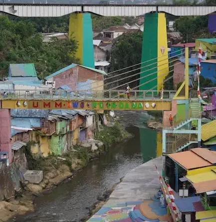 Berbagai sayuran segar dan warna-warni di meja dapur siap diolah menjadi makanan vegetarian sehat.
