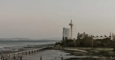 Cristiano Ronaldo menunjukkan ekspresi kesakitan atau ketidaknyamanan, mungkin akibat cedera yang membuatnya absen dari pertandingan krusial.