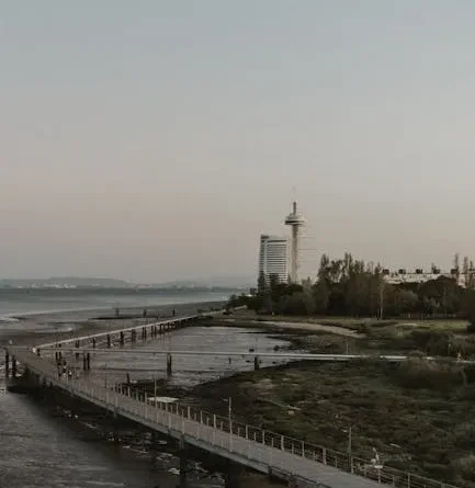 Cristiano Ronaldo menunjukkan ekspresi kesakitan atau ketidaknyamanan, mungkin akibat cedera yang membuatnya absen dari pertandingan krusial.