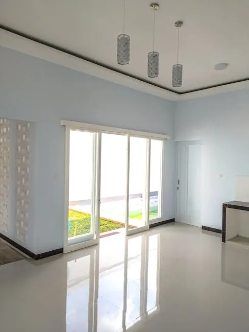 Dapur huruf H yang terang dan ergonomis dengan pencahayaan terencana dan desain modern