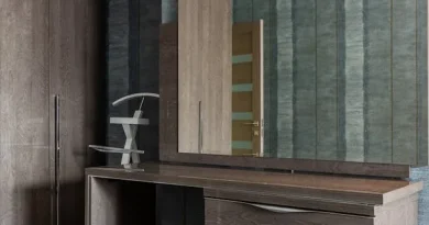 Dapur minimalis modern dengan kabinet putih, pulau dapur, dan pencahayaan alami yang cerah.