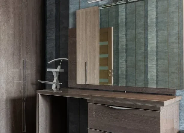 Dapur minimalis modern dengan kabinet putih, pulau dapur, dan pencahayaan alami yang cerah.