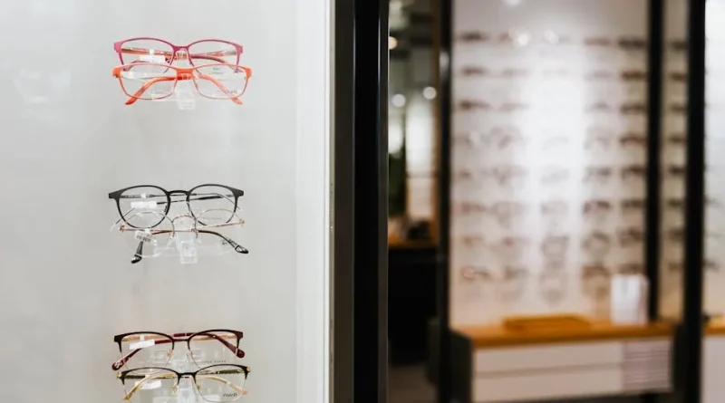 Display toko kacamata modern dengan pencahayaan optimal dan penataan produk yang menarik.