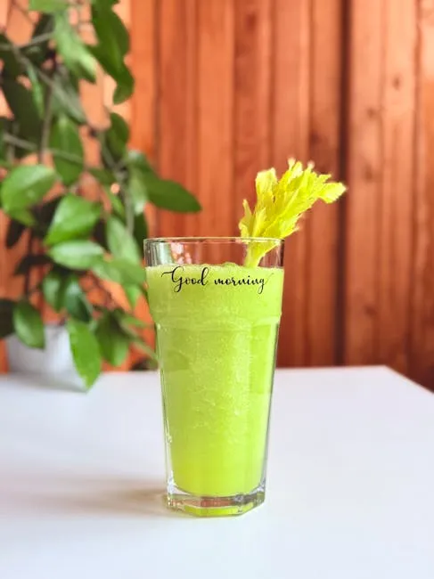 Green Detox Smoothie: Pilihan Terbaik untuk Detoksifikasi Green detox smoothie segar dalam gelas tinggi dengan hiasan daun mint dan irisan jeruk nipis.