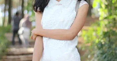 Ilustrasi seseorang menonjol di tengah keramaian digital, melambangkan personal branding yang kuat.