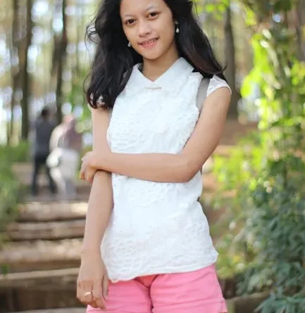 Ilustrasi seseorang menonjol di tengah keramaian digital, melambangkan personal branding yang kuat.