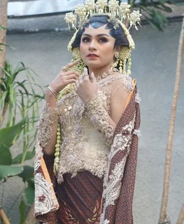 Keindahan dan keberagaman busana tradisional Indonesia yang dikenakan oleh berbagai suku bangsa dalam sebuah perayaan.