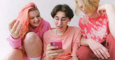 Keluarga modern menikmati internet Biznet Home super cepat untuk berbagai aktivitas seperti video call, streaming, gaming, dan belajar di rumah yang nyaman di Jakarta Selatan.