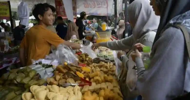 Komunitas yang beragam sedang menikmati koneksi internet nirkabel dari layanan reseller RT RW Net, menunjukkan akses yang mudah untuk bekerja, belajar, dan bersantai.