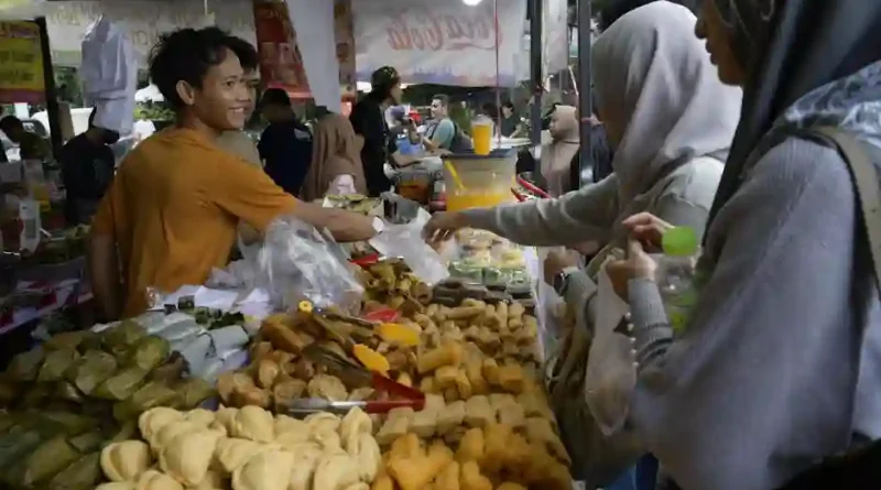 Komunitas yang beragam sedang menikmati koneksi internet nirkabel dari layanan reseller RT RW Net, menunjukkan akses yang mudah untuk bekerja, belajar, dan bersantai.