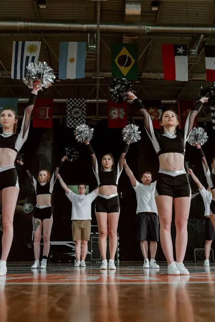 Pep Guardiola merayakan kemenangan gelar Premier League bersama para pemain Manchester City di lapangan, dikelilingi confetti.