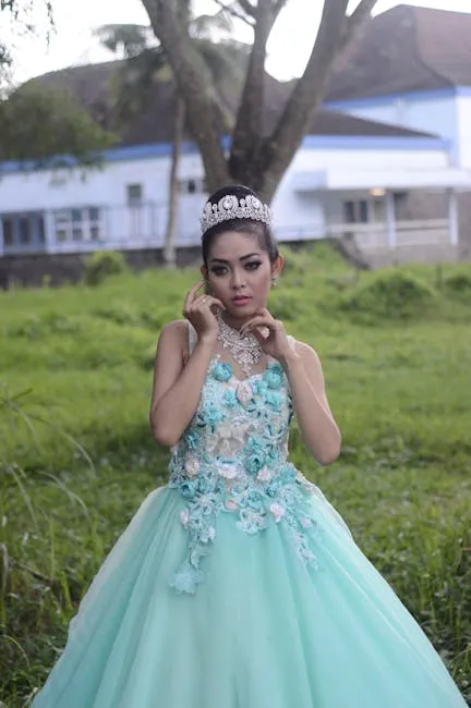 Wajah Kekuatan: Firaun Mesir yang Berkuasa Potret Firaun Mesir Kuno dengan mahkota keemasan dan perhiasan mewah, berlatar hieroglif.