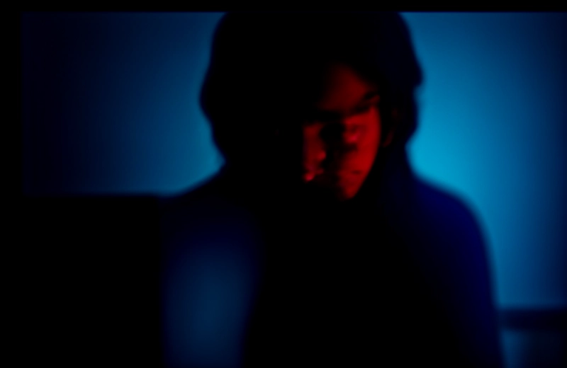 Proses panjang dan mahal pembongkaran kode warisan monolitik menjadi struktur microservices pasca kegagalan migrasi peladen.