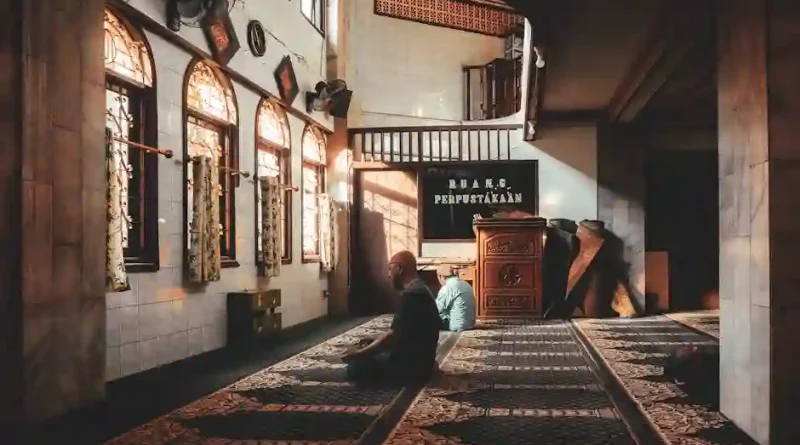 Ruang keluarga dan ruang makan bergaya open-plan yang cerah dan lapang di rumah type 36 2 lantai, dilengkapi furnitur minimalis dan jendela besar.