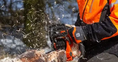 Sekelompok anak muda melihat grafik saham di tablet, menunjukkan investasi saham yang mudah diakses.