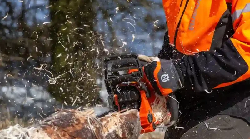 Sekelompok anak muda melihat grafik saham di tablet, menunjukkan investasi saham yang mudah diakses.