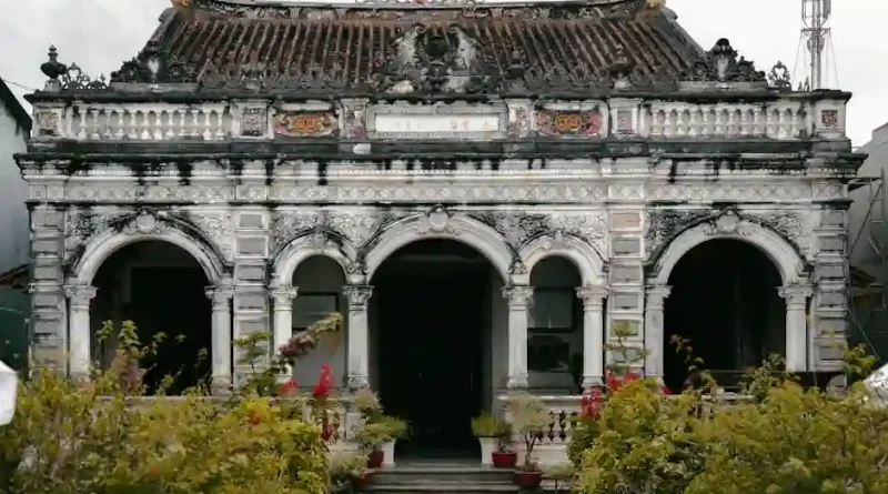 Sekelompok orang beragam usia bekerja sama di kebun kota yang hijau, menyiratkan komunitas dan gaya hidup berkelanjutan.