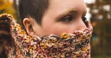 Sekelompok orang beragam usia dan bentuk tubuh sedang berolahraga di taman, menunjukkan kebugaran dan kebahagiaan.