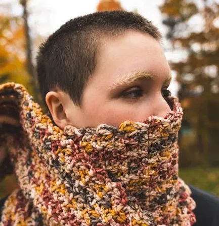 Sekelompok orang beragam usia dan bentuk tubuh sedang berolahraga di taman, menunjukkan kebugaran dan kebahagiaan.