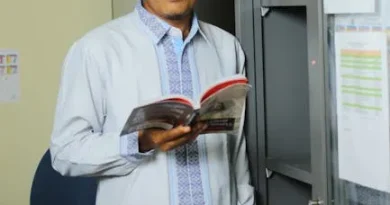 Seorang filsuf Yunani Kuno menatap langit, merenungkan asal-usul alam, dengan reruntuhan kuno di latar belakang.