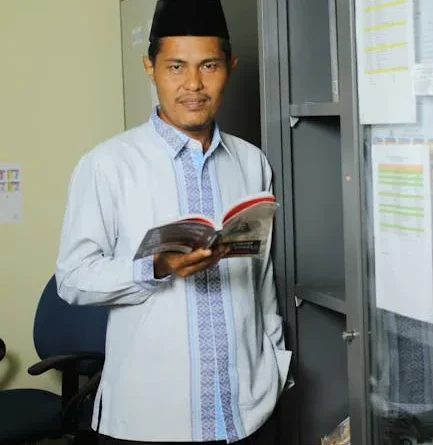 Seorang filsuf Yunani Kuno menatap langit, merenungkan asal-usul alam, dengan reruntuhan kuno di latar belakang.