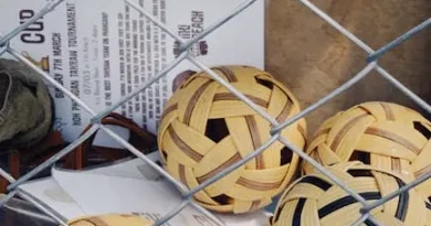 Seorang manajer sepak bola legendaris yang berwibawa di pinggir lapangan, dikelilingi sorak sorai penggemar, merepresentasikan kesuksesan dan dominasi di Liga Inggris.