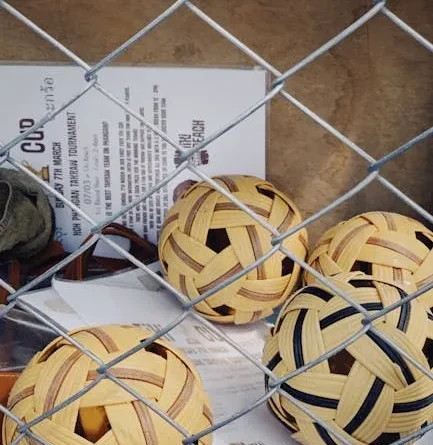 Seorang manajer sepak bola legendaris yang berwibawa di pinggir lapangan, dikelilingi sorak sorai penggemar, merepresentasikan kesuksesan dan dominasi di Liga Inggris.