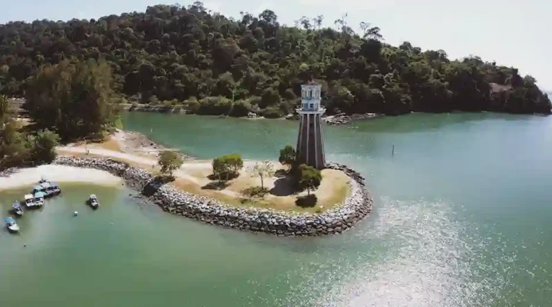 Seorang pengusaha muda sedang merancang strategi digital marketing di laptop dengan ikon-ikon digital di sekelilingnya.