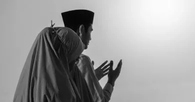 Seseorang yang sedang berduka menerima dukungan emosional dari kerabat, melambangkan awal proses pemulihan trauma kebakaran.