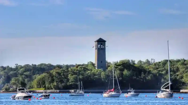 Sir Alex Ferguson, manajer legendaris Manchester United, sedang memberikan instruksi dari pinggir lapangan pertandingan Premier League.