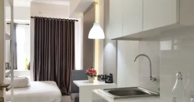 Sketsa detail dapur terbuka modern di rumah kecil yang mengoptimalkan ruang dan sirkulasi.