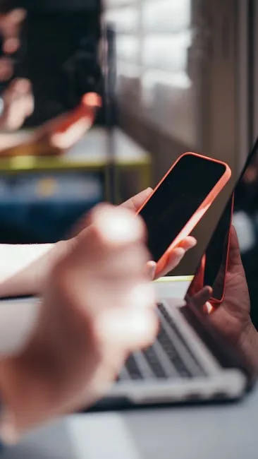 Pentingnya Memilih Broker Saham Terdaftar OJK Tangan memegang smartphone dengan aplikasi investasi saham yang menampilkan logo OJK, menandakan broker terpercaya.