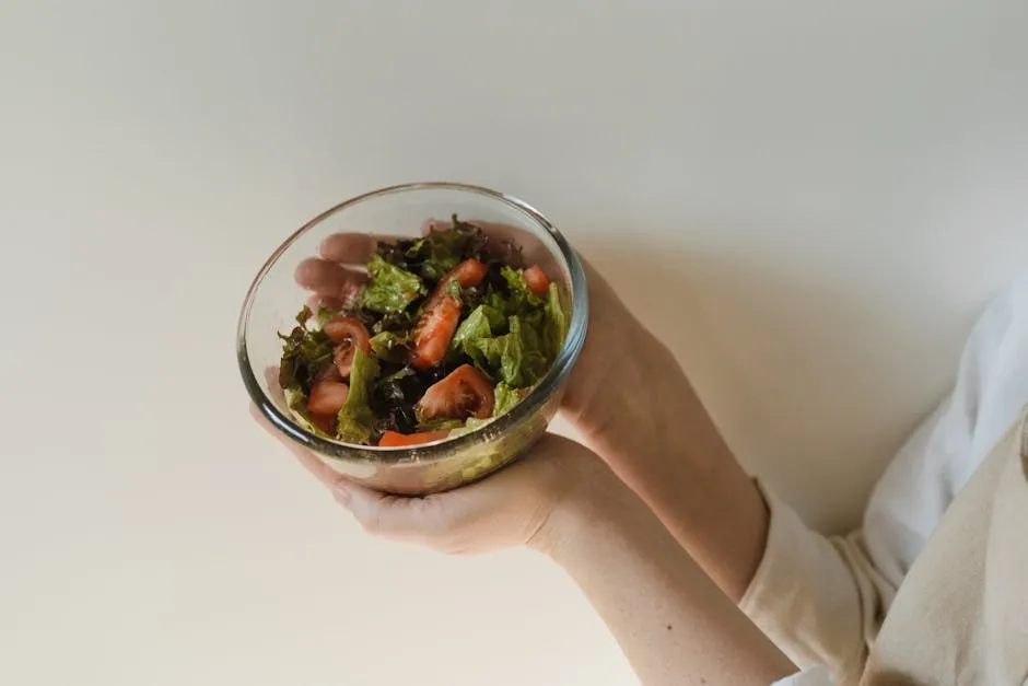 Resep Praktis: Menyiapkan Makanan Sehat untuk Diet Tangan sedang menyiapkan salad mangkok sehat dengan sayuran segar, telur, dan quinoa untuk diet.