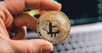 Visualisasi konsep dasar blockchain dengan blok-blok digital yang saling terhubung dan bersinar, melambangkan rantai data yang aman dan terdistribusi.