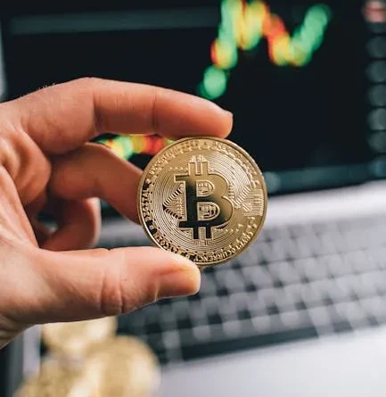 Visualisasi konsep dasar blockchain dengan blok-blok digital yang saling terhubung dan bersinar, melambangkan rantai data yang aman dan terdistribusi.