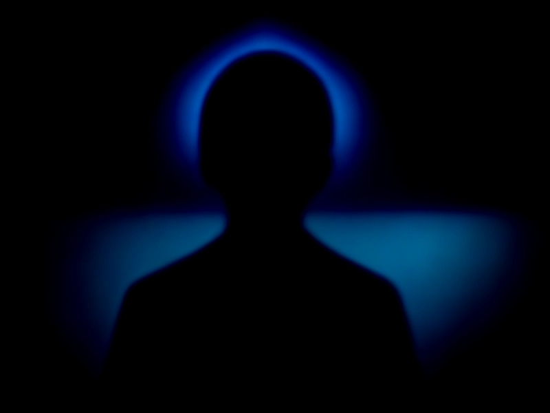 Proses investigasi metrik penggunaan memori dan utilisasi konsumen pada klaster RabbitMQ oleh tim infrastruktur IT korporat.