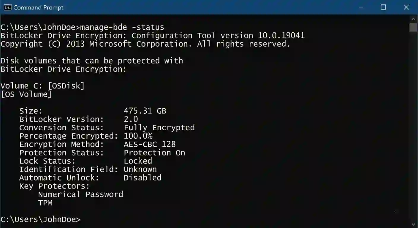 Tampilan command prompt Windows menunjukkan eksekusi perintah manage-bde status pada drive yang terkunci